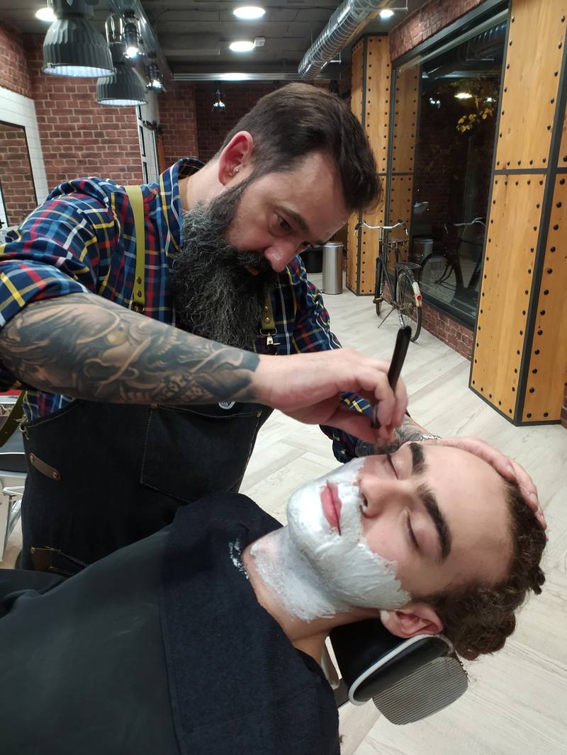 Afeitado clásico con navaja en Zurita Barbería