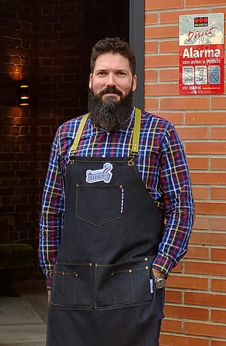 Alfonso, maestro barbero de Zurita Barbería en Vallecas