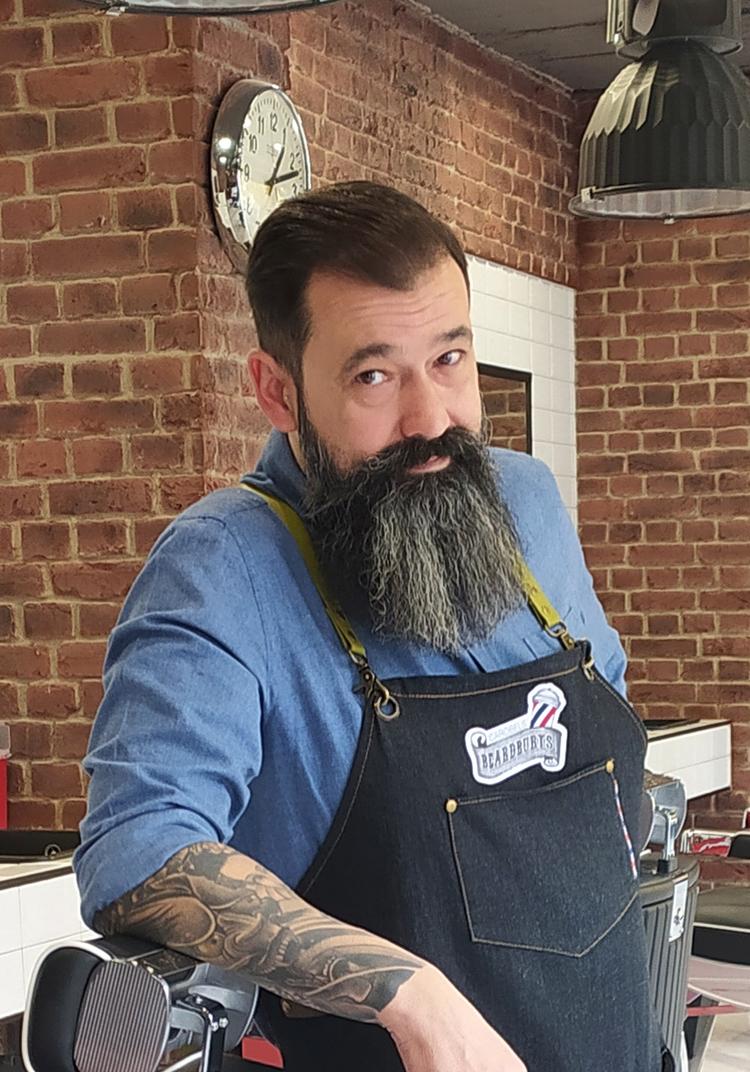 Antonio, maestro barbero de Zurita Barbería en Vallecas
