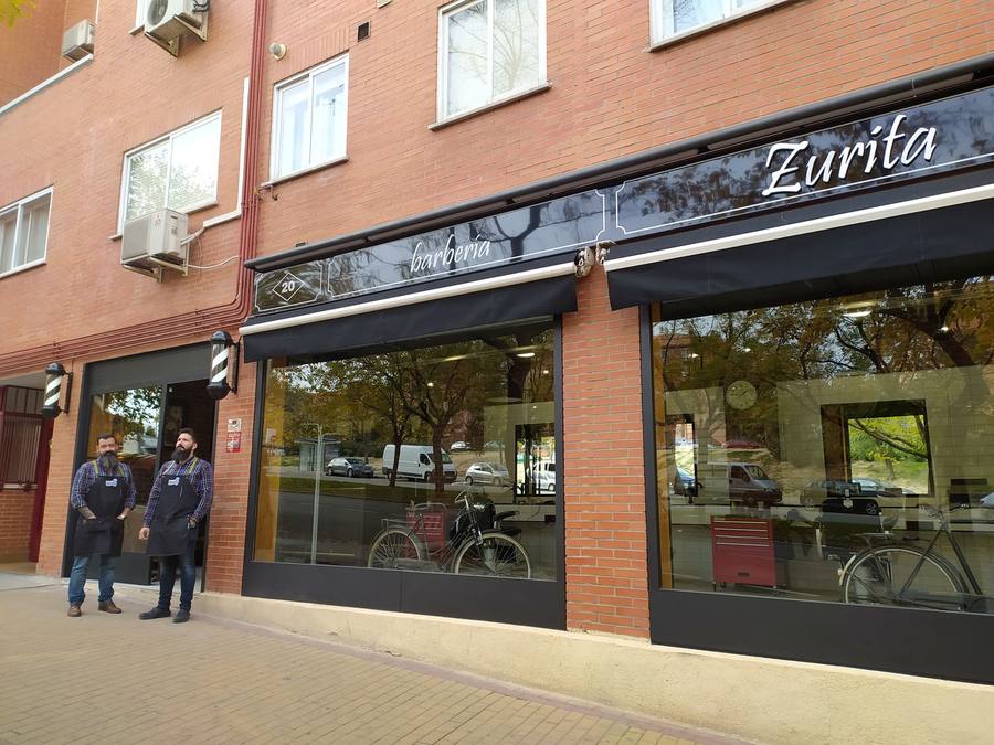 Fachada exterior de Zurita Barbería en Avenida Buenos Aires, Vallecas